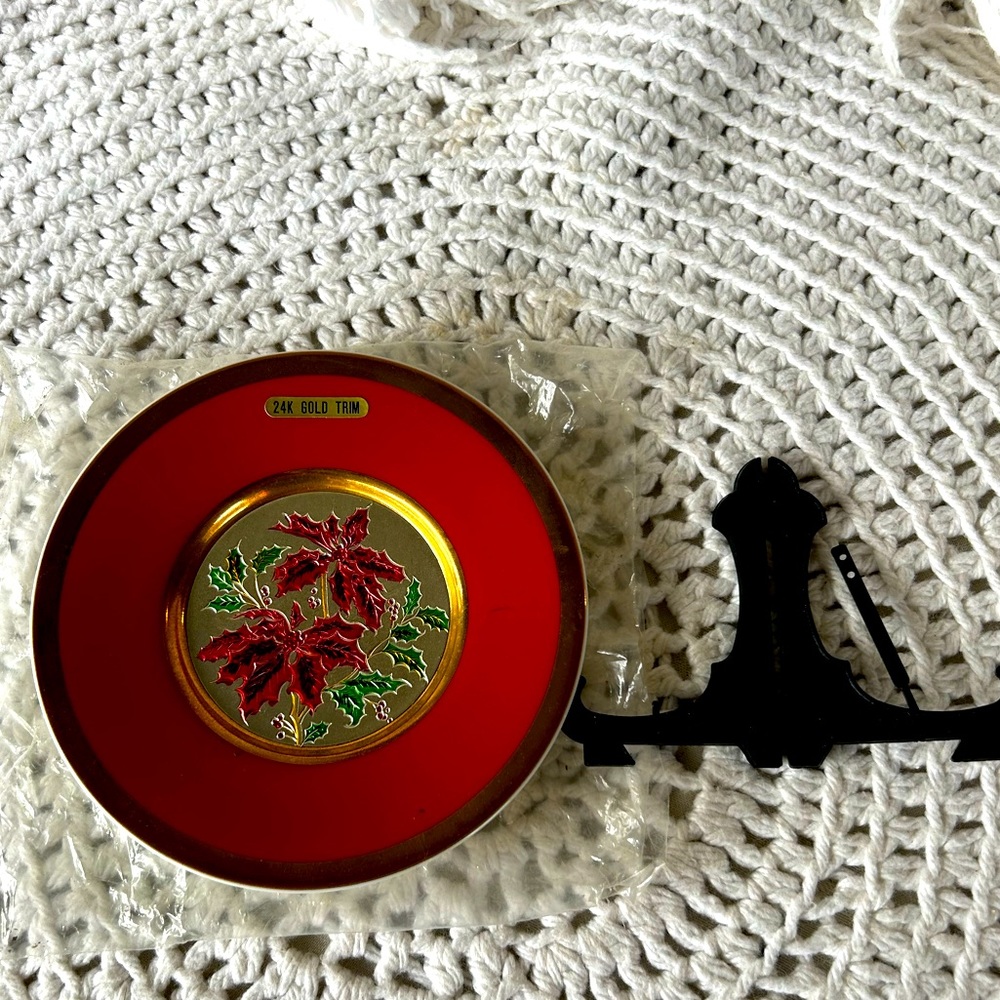 Vintage Jamestown China Christmas Chokin Decorative Poinsettia Plate & Stand